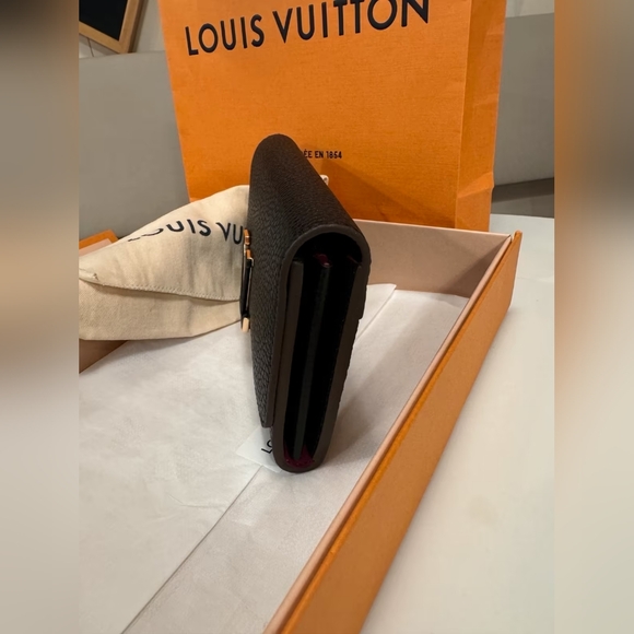 Louis Vuitton Capucines Wallet - Picture 5 of 7